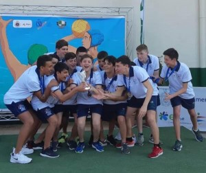 La selección andaluza, con el trofeo